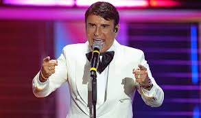 Sal Da Vinci vince Sanremo 2026: tutti conoscono la sua 'Rossetto e Caffè' ma il suo debutto sul palco risale al 1976. La sua storia