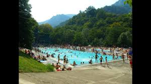 Cazanele sunt un sector din defileul dunării la trecerea prin munții carpați. Circuit Bucuresti Horezu Targu Jiu Tismana Valea Cernei Baile Herculane Orsova Cazanele Dunarii Prislop Hunedoara Sibiu Turul Romaniei