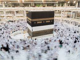 Melontar jumrah dilakukan mulai tangal 10 dzulhijjah, kami melakukannya setelah sholat shubuh sehingga ketika keluar tenda masih gelap. Asal Mula Adanya Lempar Jumrah Saat Haji Dan Umroh Umroh Com