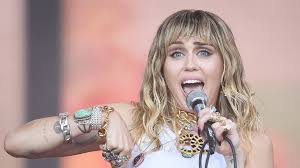 Baixar gratis musica miley cyrus wrecking ball. Miley Cyrus Sorgte Mit Kronleuchter Kleid Fur Aufregung Stern De