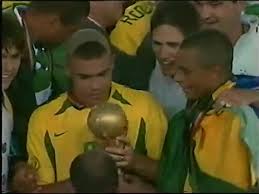 Les deux buts du brésilien ronaldo lors de la finale de la coupe du monde 2002. Coupe Du Monde 2002 Ronaldo Gif By Footballeur Du Dimanche Gfycat
