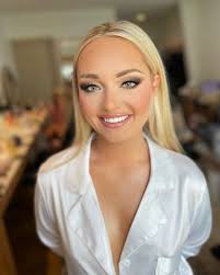 IT'S GIVING MRS.TROILLET💍💋💄 I had so much fun glamming Brandi and her  best girls yesterday! She truly made my job so easy🩷 #sarahmeyermakeup