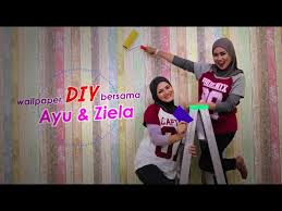Dilansir dari beberapa sumber, kamis ada beberapa alat dan bahan yang dibutuhkan sebelum memasang wallpaper di kamar mandi seperti wallpaper khusus kamar mandi, alas plastik, cutter. Do It Yourself Youtube