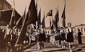 После государственного переворота 12 сентября 1980 года праздник получил новое официальное название — день памяти ататюрка, молодёжи и спорта. Den Pamyati Atatyurka Molodyozhi I Sporta Vikipediya