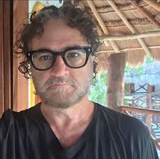 Stepping back in time with Tiffani Thiessen & at the iconic Formosa Cafè,  one of Hollywood's most storied restaurants. 🥡🍸 🎥 @hungryinla Let's get  into it!