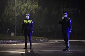 Sute de turiști au stat la coadă, înghesuiți, pentru a urca pe pârtii, deși municipiul brașov se află de două zile în scenariul roșu. Brasov Covid 19 Politie Restrictii De Circulatie 9 Noi 2020 Inquam Photos