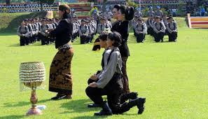 Pilih tempat pangkas rambut atau. Melihat Tradisi Potong Rambut Calon Polwan Foto Tempo Co