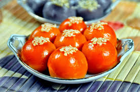 Gấc bóc phần thịt bên ngoài nghiền kỹ lấy bột rồi hoa với chút nước nóng. HÆ°á»›ng Dáº«n Cach Lam Banh Troi NÆ°á»›c Gáº¥c Ngon Ä'áº¹p Máº¯t Trong Táº¿t Han Thá»±c