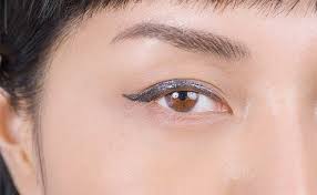 Removing excess oil prevents smears and other potential mistakes. How To Do Winged Eyeliner In 3 Easy Steps Stylecaster