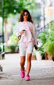 Ирина шейк раскрыла свой главный секрет ухода за кожей. Irina Shayk Surprised Fans With The Most Anti Trend Footwear 2020 Wirewag