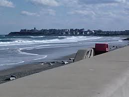 Hampton Nh The Sidewalk Alongside The Seawall Along The North Beach Is A Popular Area For Walkers Joggers And Sunbat Hampton Beach Nh Hampton Beach North Beach