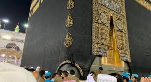 The black stone came down from paradise and it was whiter than milk, but the sins of the sons of adam. Haram Jemaah Haji Perempuan Rebutan Cium Hajar Aswad Dengan Lelaki