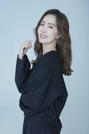 24일 소속사 에스더블유엠피는 김유미의 새 프로필 사진 여러 장을 공개했다. ê¹ì ë¯¸ 1979 ëë¬´ìí¤
