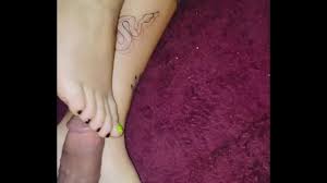 Cuñada me masturba con sus PIES hasta llenarse los de semen 