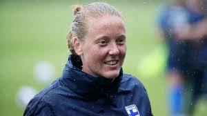 Kaikkien aikojen maajoukkuepelaaja katsoo Helmareiden juhlaottelun  sohvaltaan