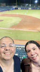 Gracias @lulu_florez17 por compartir este lindo momento conmigo, tenía  muchos años de no venir al estadio y pocos saben que yo jugué baseball  desde pequeño en la liga del barrio la victoria con los ...