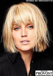 Frisuren Bilder Glatter Stufen Bob Mit Dichtem Fransenpony Frisuren Haare Coole Frisuren Haarschnitt Frisuren Haarschnitte