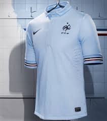 Si le numéro 19 de karim benzema avait été révélé mardi, les autres numéros ont été. Maillot Equipe De France De Football 2013 Decouvrez Le Nouveau Style Des Bleus A L Exterieur