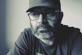 INTERVIU cu scriitorul Paul Gabor: “Noi trăim încă în glumele lui  Caragiale, dar nu în umorul de clasă al lui, ci în umorul de birt”