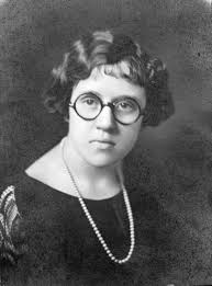 Nellie Chase's Instagram, Twitter & Facebook