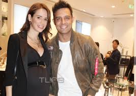 Ενημέρωση και ειδήσεις για το tagσαββας πουμπουρας. Sabbas Poympoyras H Syzygos Toy Einai H Pio Stylish Egkymonoysa