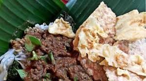 Nasi pecel adalah sajian nasi jawa yang disajikan dengan pecel (sayuran masak dan saus kacang). Ganjal Perut Kala Malam Di Ibu Kota Dengan Pecel Madiun Warung Boma