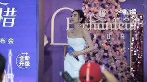 劉惜君在深圳參加艾詩活動唱《忘記他》現場live分享#刘惜君#現場版live #忘記他#深圳#艾詩#劉惜君- YouTube