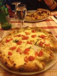 Pizza E Baba Naples Italy Mmmmmmmmmmmmmm Food Pepperoni Pizza Pizza