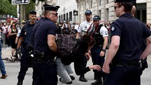 Annuaire nouvelle adresse juillet 2019. Sur Les Champs Elysees Des Ballons Jaunes Et Des Sifflets Pour Macron Public Senat