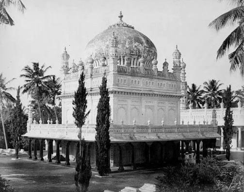 This is the Gumbaz in Srirangapatna, Karnataka, India. 🇮🇳 It is the mausoleum of Tipu Sultan, the ruler of the Kingdom of Mysore.