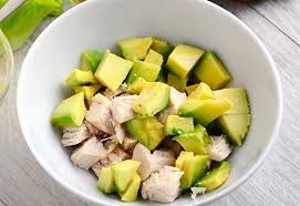 Unisci i pomodori, l'avocado e i gamberetti in un contenitore. Condimento Sano Petto Di Pollo Mela E Avocado Casa Di Vita
