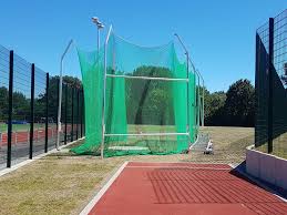 The practice of this sport takes place within a circle measuring between 2,500 and 2,949 meters and is marked by a metal band which is placed at ground level and must be painted white. Partially Mobile Discus Hammer Throwing Cage In Loehne