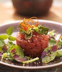 thunfischtatar mit knusprigen limettenblattern thunfisch tatar tartar rezept rezepte