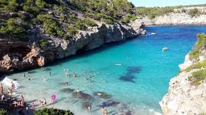 En effet, avec ses reliefs tranchés, le paysage rocheux entourant la plage épouse parfaitement l'incroyable turquoise de la mer. Top 10 Des Plages Espagnoles Blog Voyage Espagne