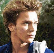 The Main 1970 Hairstyle For Men Was Long And Flowing The Length Of Men S Hair Had Become Much Longer Over The Past 20 70s Hairstyles Men Disco Look Disco Hair