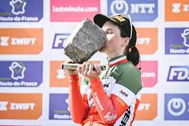 Longo Borghini regina nell'inferno Roubaix