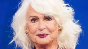 Loretta goggi (roma, 29 settembre 1950) è un'attrice, cantante, conduttrice televisiva, doppiatrice, showgirl, ballerina ed imitatrice italiana. Loretta Goggi Sulla Sedia A Rotelle Crollo Verticale Il Retroscena Sul Set
