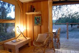 Poteaux et poutres en bois dur et massif. Tente Lodge Pour Une Experience De Camping Inedite Cabanologue