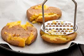 Trebuie să intre foarte ușor. Cartofi Copti Striviti Diva In Bucatarie