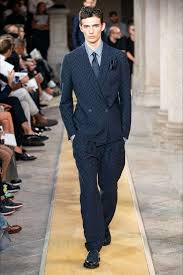 Le star internazionali amano gli stilisti italiani ed anche in questa edizione. Sfilata Moda Uomo Giorgio Armani Milano Primavera Estate 2020 Vogue Moda Uomo Moda Giorgio Armani