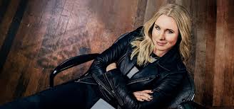 En fait, futée et courageuse, la jeune fille s'emploie à résoudre les mystères les plus enfouis que cache la petite communauté de neptune. Regarder La Serie Veronica Mars Streaming