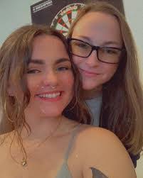 Chelsey Andrews's Instagram, Twitter & Facebook