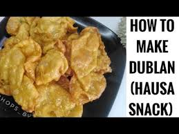 Da farko zaki samu fulawarki sai ki tankade ki zuba. How To Make Dublan Nigerian Snack
