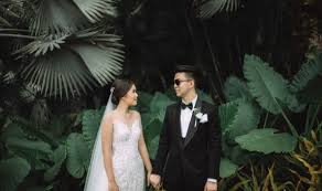 Foto prewedding indoor berlatar belakang pintu atau dinding. Morden Wedding Photography In Jakarta Bridestory Com