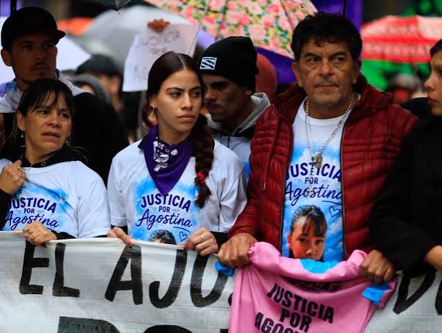 Los abuelos de Agostina Vega encabezaron en Córdoba la marcha en reclamo de justicia - LA NACION