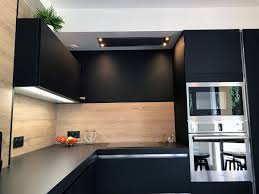 Cuisine moderne bois et noir mat. Cuisine Sans Poignee Noire Mate Posee A Riaille