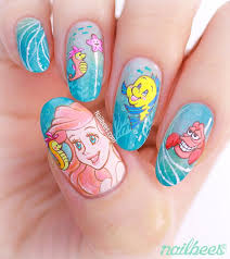 Para comenzar aplica una capa de brillo sobre tus uñas, ya que vas a utilizar esmaltes de colores por lo que quieres evitar que se manchen. 150 Ideas De Unas Disney Unas Disney Manicura De Unas Arte De Unas Disney