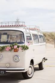 Sandiger Sandfarbener Volkswagen Bus Foto Von Schone Hochzeit Bus Foto Hochzeit Sandfarbener Sandiger Schone V In 2020 Volkswagen Bus Cute Cars Volkswagen