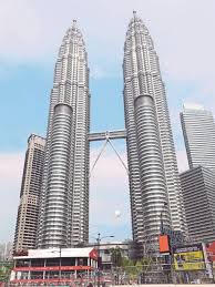 Selama ini menara petronas malaysia dikenal sebagai salah satu bangunan kembar di asia yang terkenal. Pencakar Langit