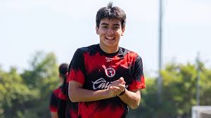Afición de Chivas se rinde ante Gilberto Mora, jugador del Club Tijuana, en el Estadio Akron